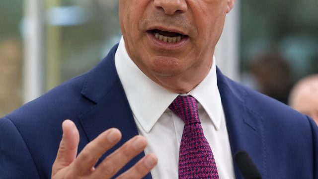 Nigel Farage Defends Controversial Gift Amid Political Scrutiny | rtp puri slot, bonus deposit situs
